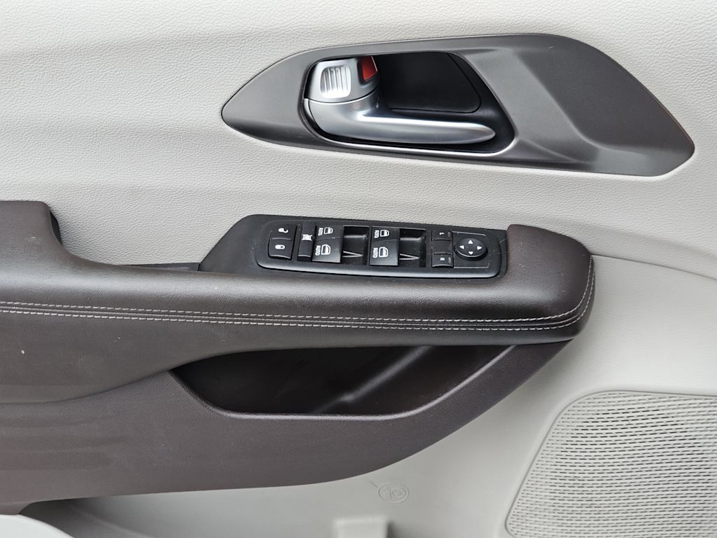 Thumbnail: 2018 Chrysler Pacifica - 28