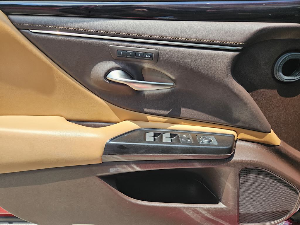 Thumbnail: 2019 Lexus ES - 29