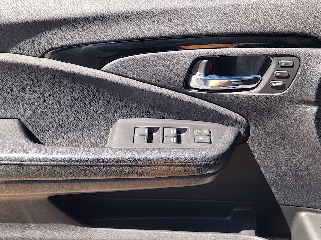 Thumbnail: 2017 Honda Pilot - 29