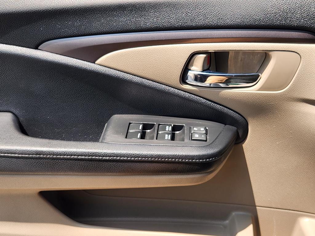 Thumbnail: 2017 Honda Pilot - 28