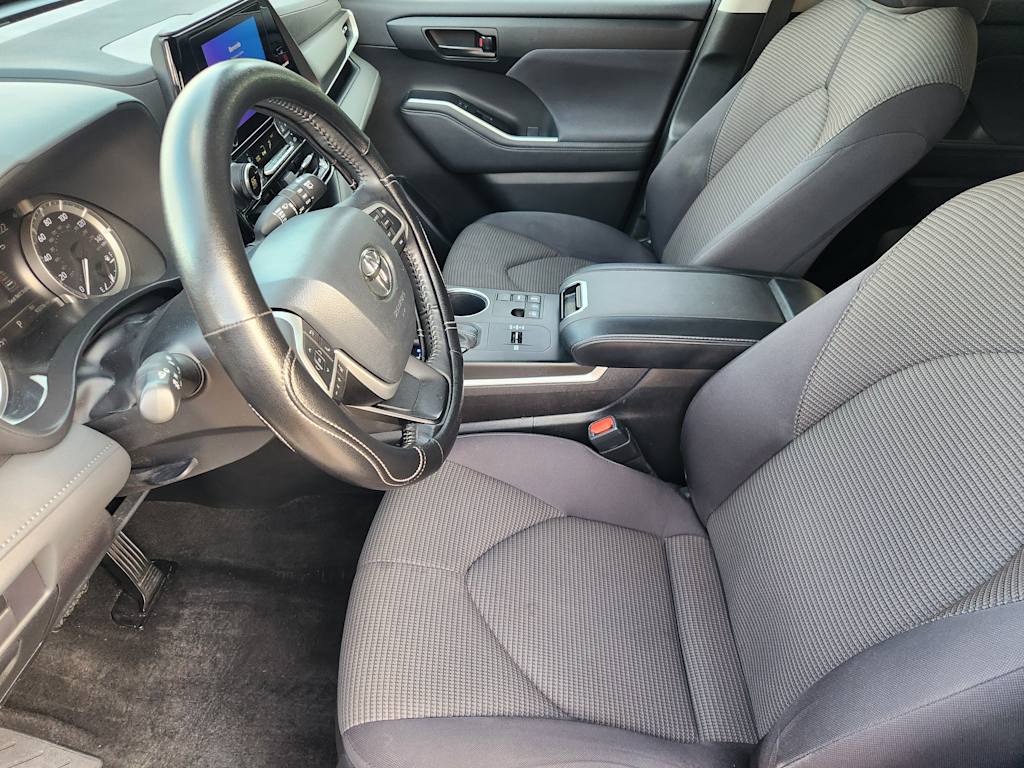 Thumbnail: 2023 Toyota Highlander - 9