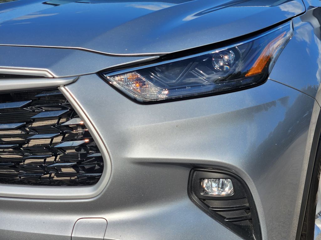 Thumbnail: 2023 Toyota Highlander - 21