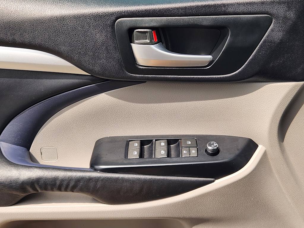 Thumbnail: 2014 Toyota Highlander - 28