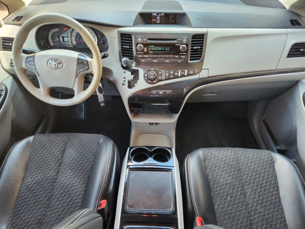 2014 Toyota Sienna SE 2