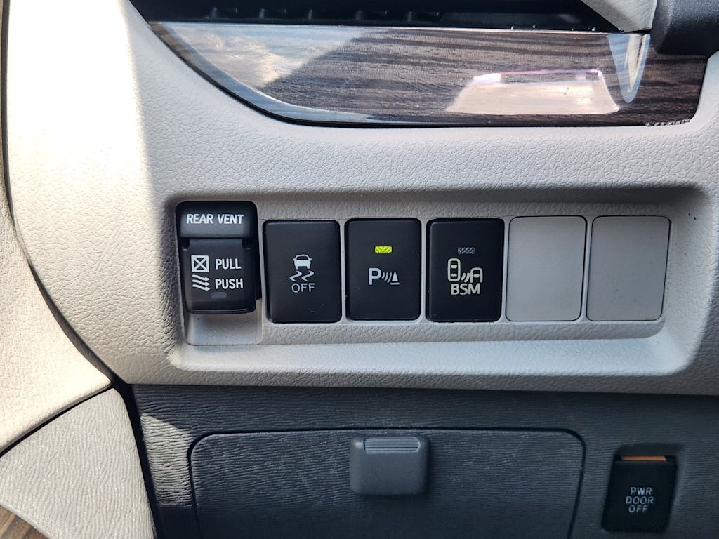 Thumbnail: 2016 Toyota Sienna - 27