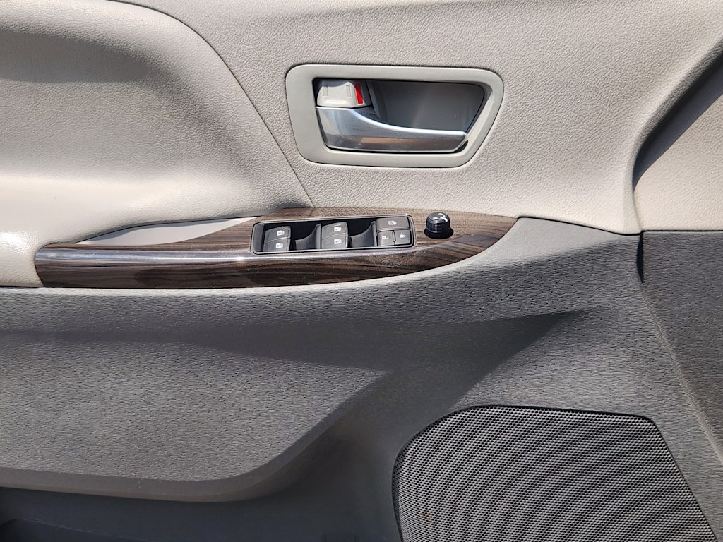Thumbnail: 2016 Toyota Sienna - 28