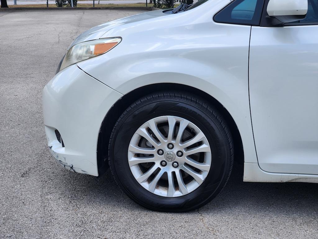 Thumbnail: 2016 Toyota Sienna - 6