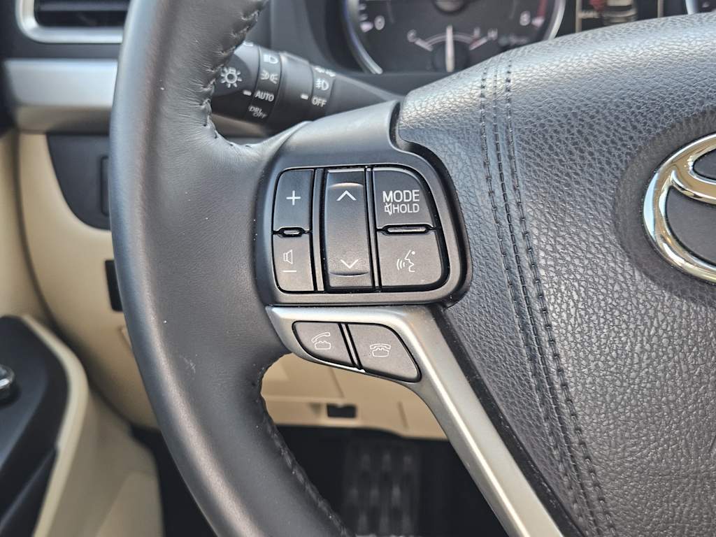 Thumbnail: 2016 Toyota Highlander - 32