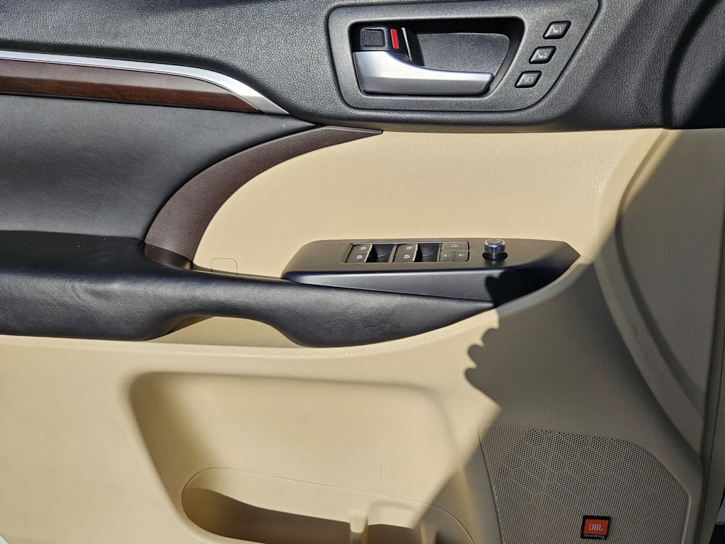 Thumbnail: 2016 Toyota Highlander - 29