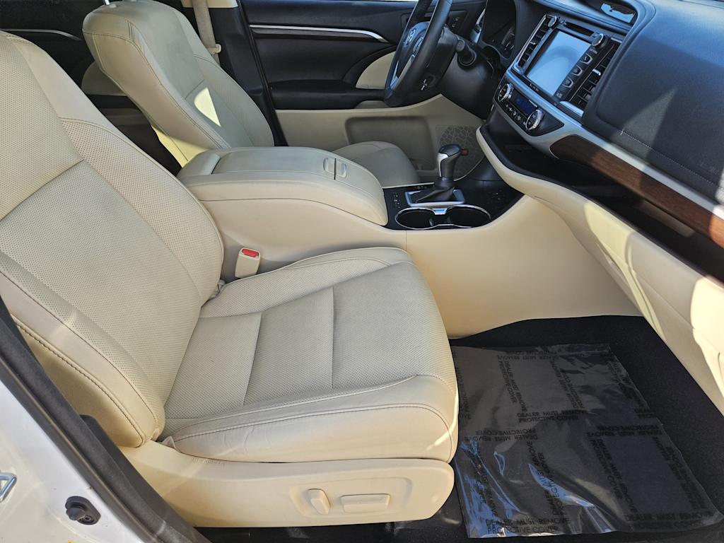 Thumbnail: 2016 Toyota Highlander - 10
