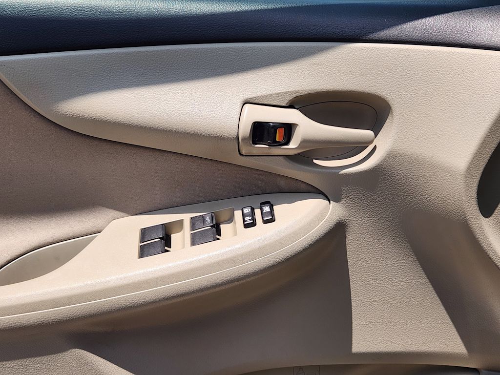 Thumbnail: 2013 Toyota Corolla - 27