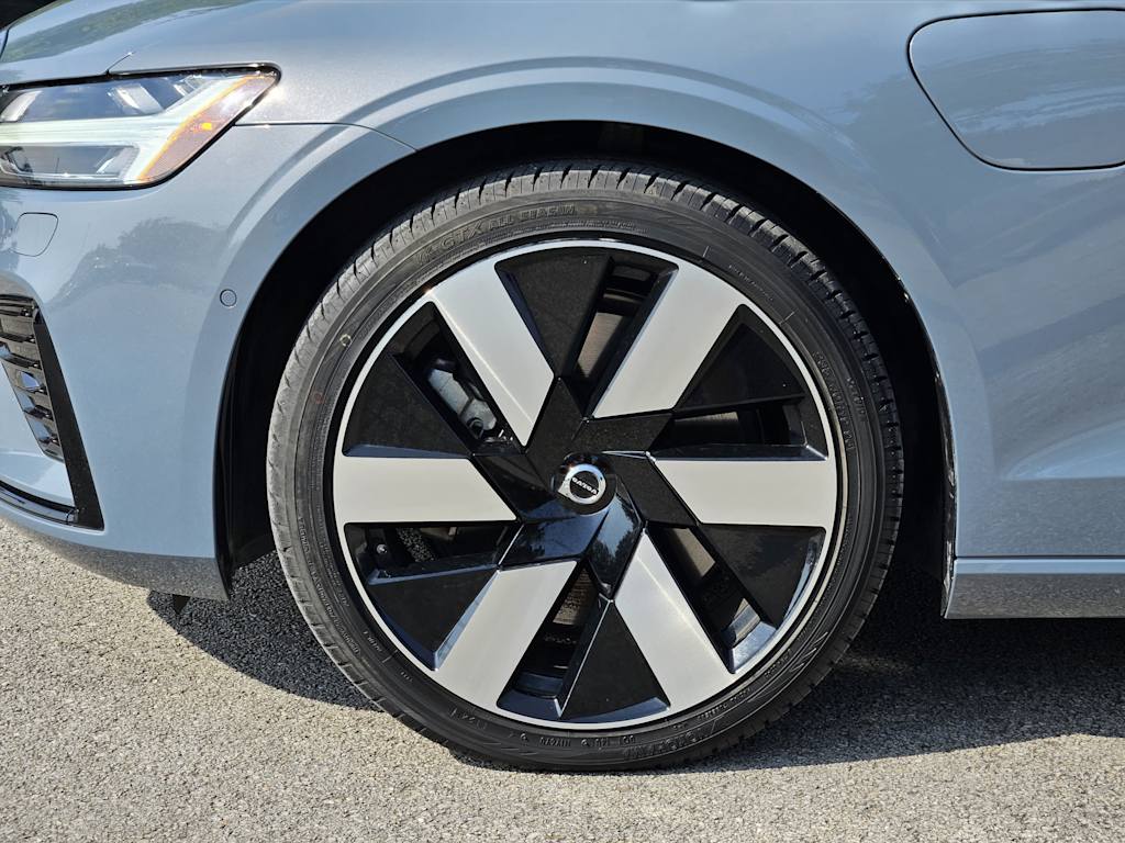 Thumbnail: 2023 Volvo S60 - 22