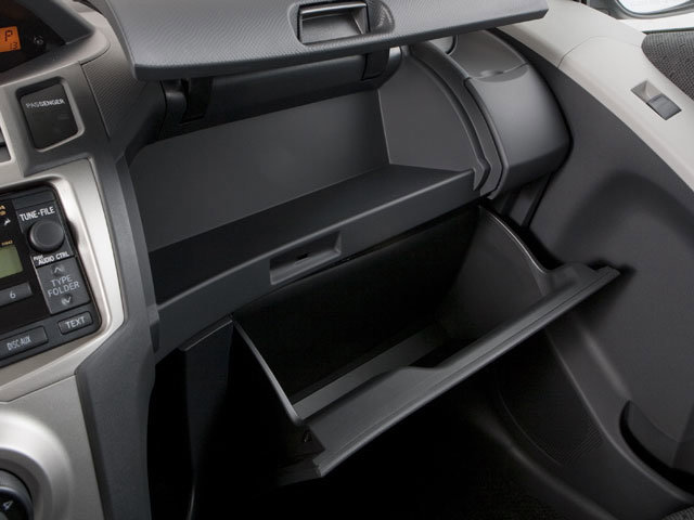 Thumbnail: 2010 Toyota Yaris - 18