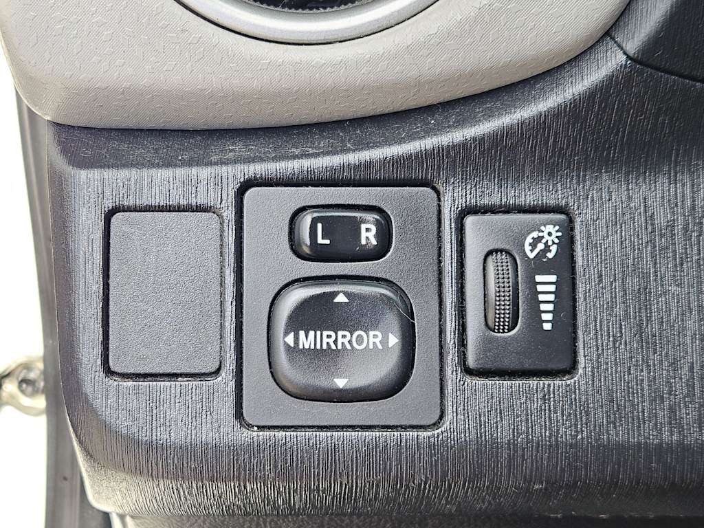 Thumbnail: 2013 Toyota Yaris - 25