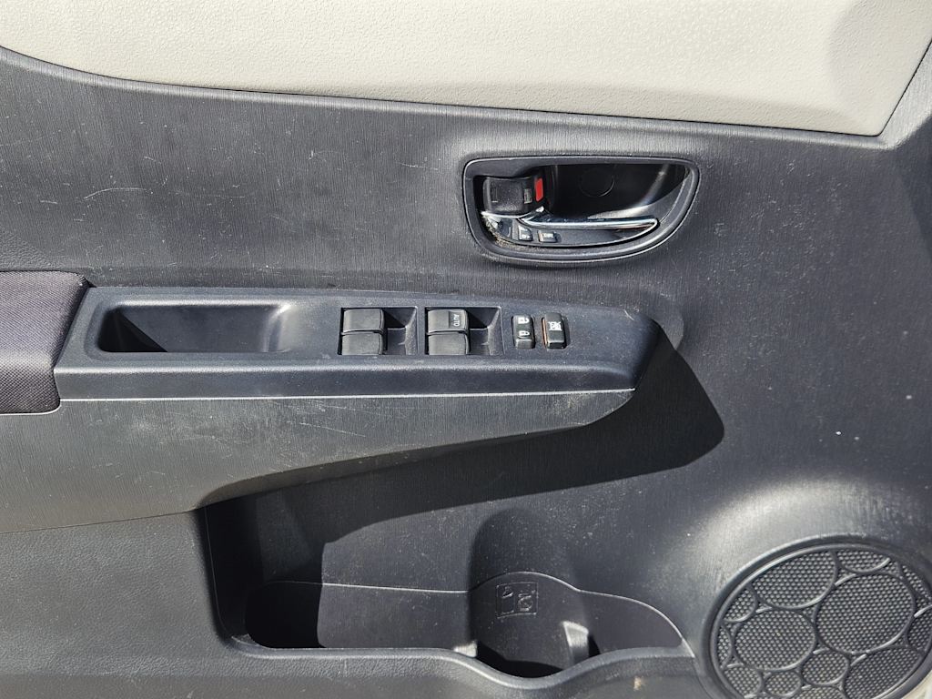 Thumbnail: 2013 Toyota Yaris - 26