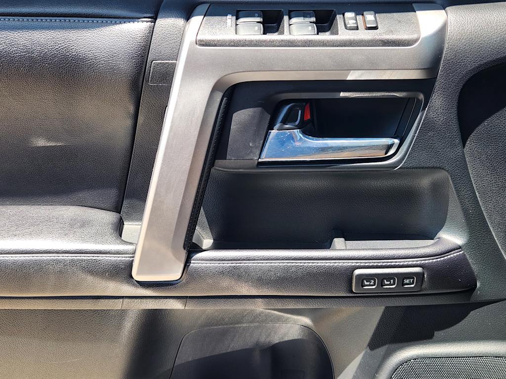 Thumbnail: 2015 Toyota 4Runner - 28