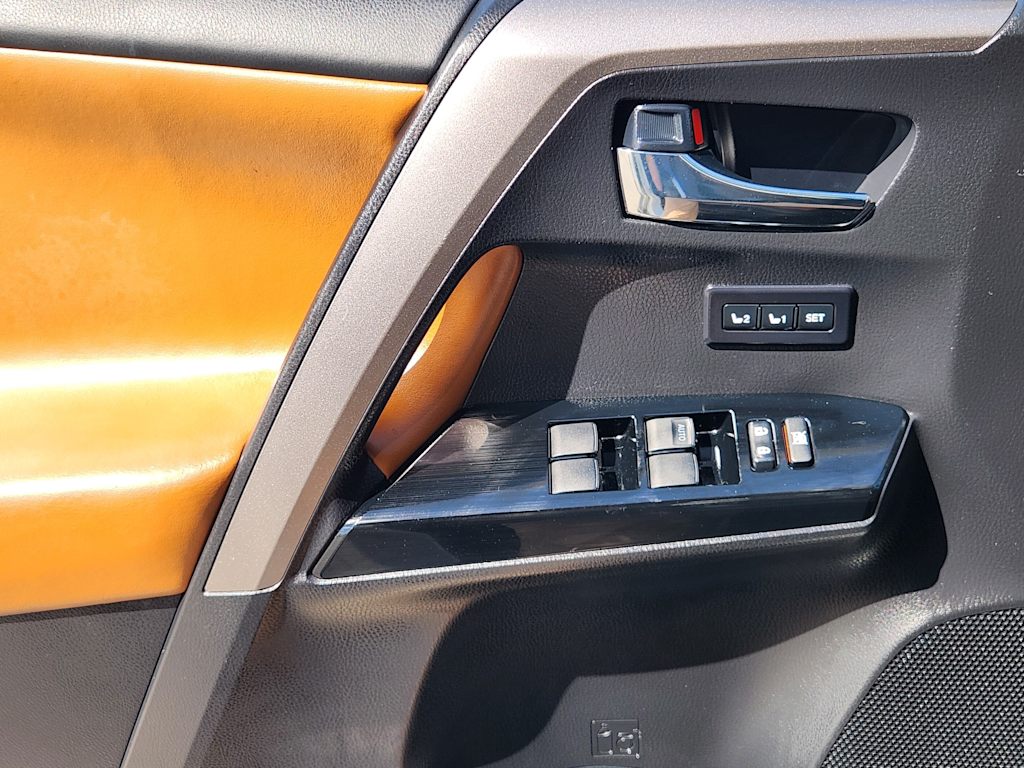 Thumbnail: 2018 Toyota RAV4 - 27