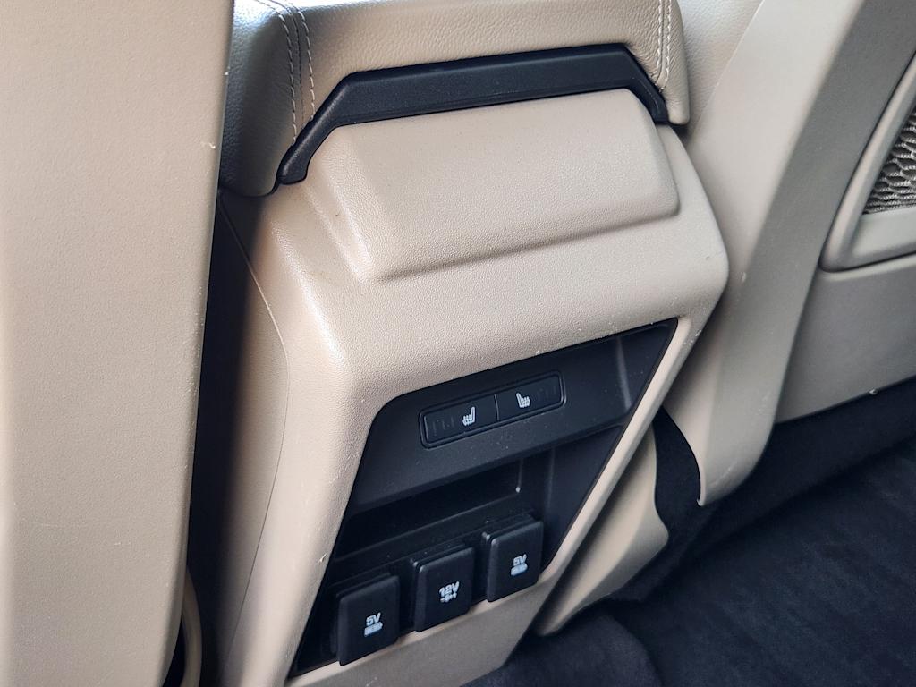 Thumbnail: 2018 Land Rover Discovery Sport - 32