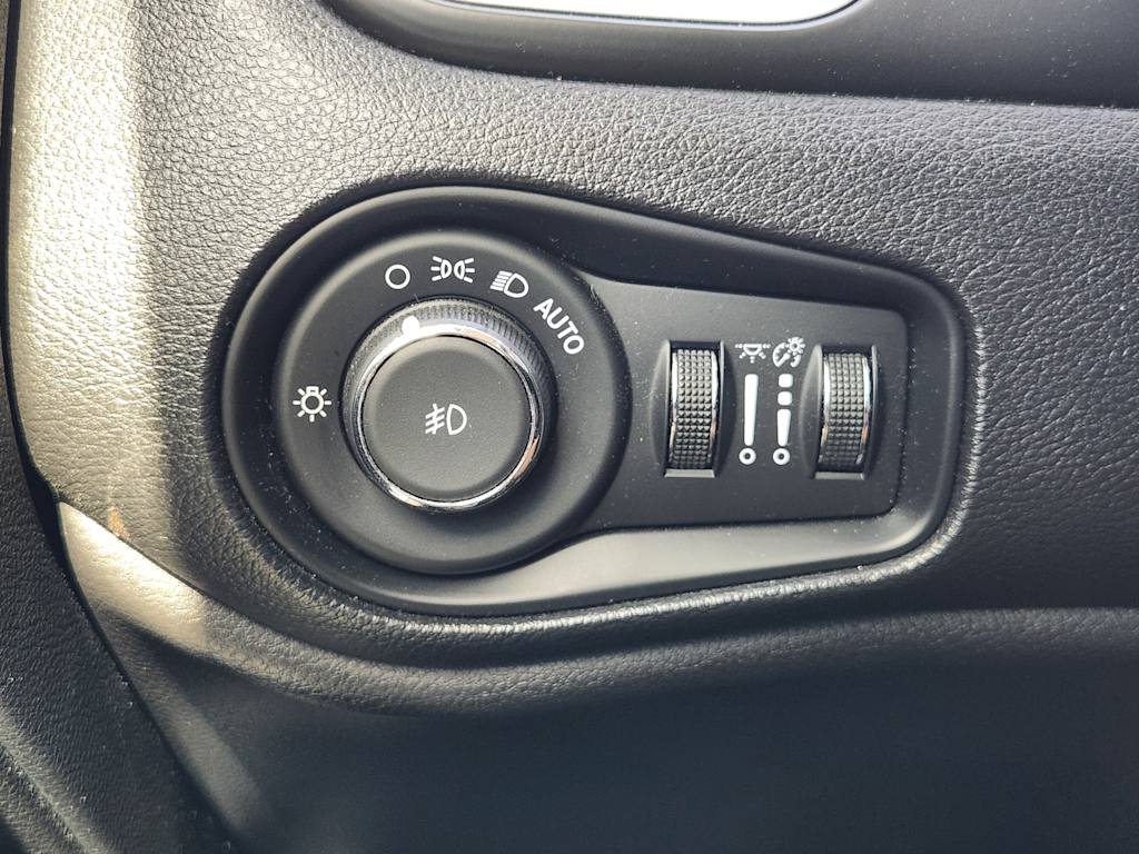 Thumbnail: 2018 Jeep Renegade - 27