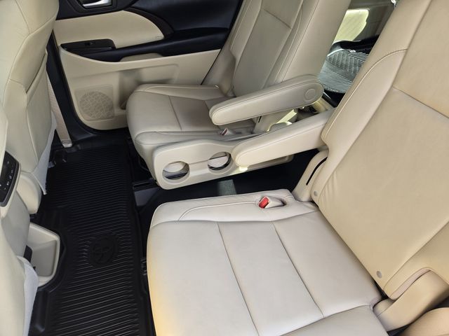 Thumbnail: 2016 Toyota Highlander - 19