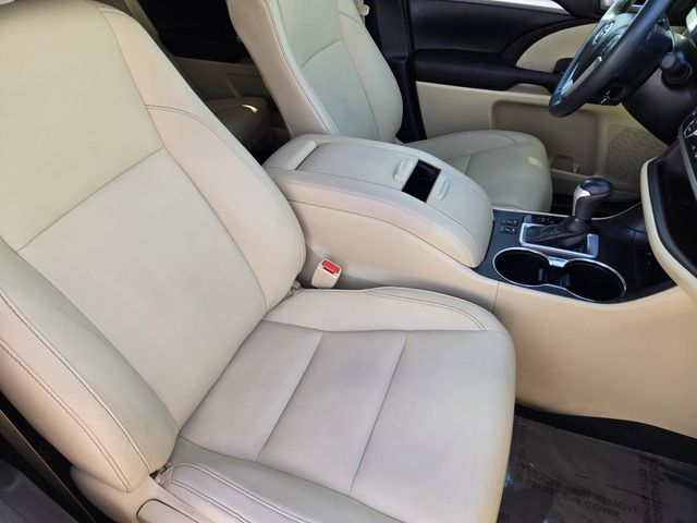 Thumbnail: 2016 Toyota Highlander - 20