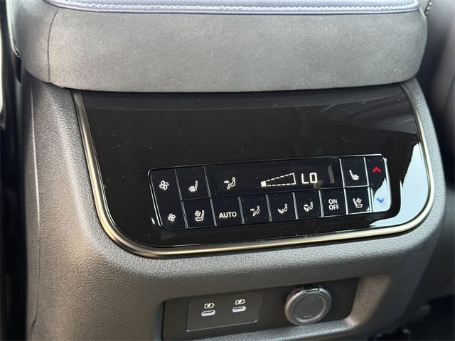 Thumbnail: 2026 INFINITI QX80 - 19