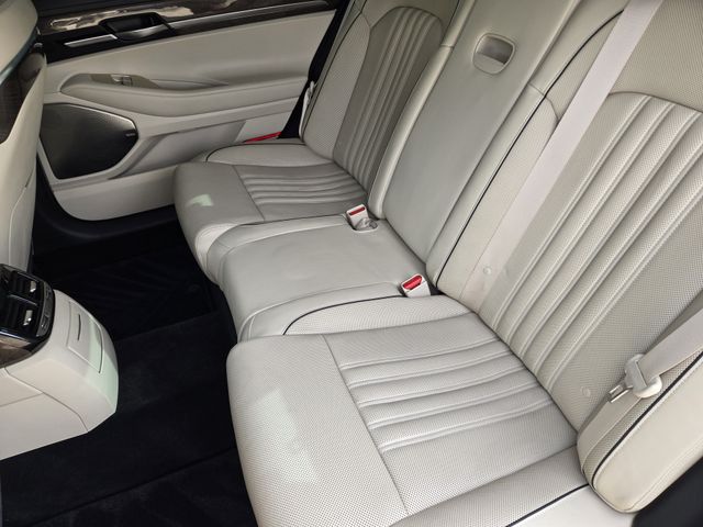 Thumbnail: 2017 Genesis G90 - 17