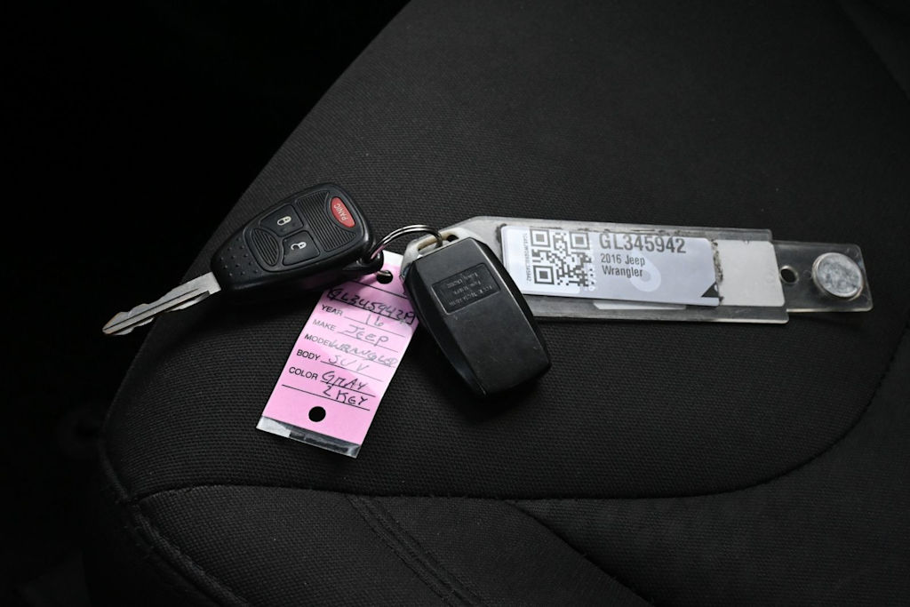 Thumbnail: 2016 Jeep Wrangler - 15