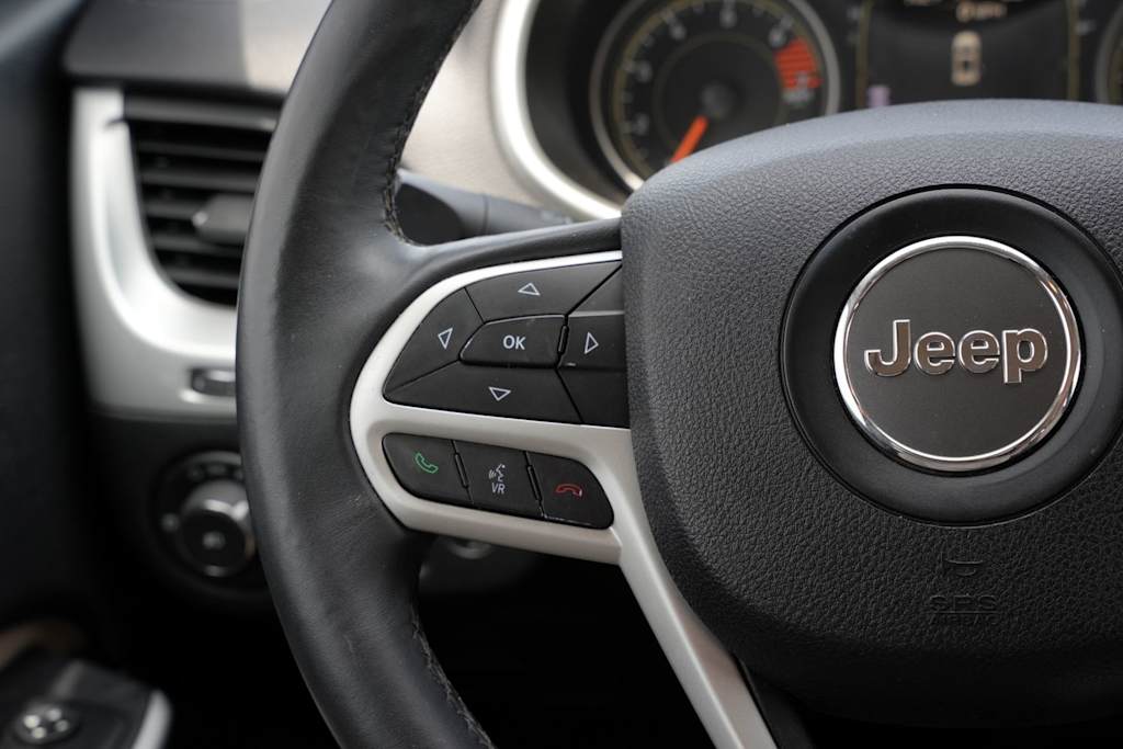 Thumbnail: 2017 Jeep Cherokee - 23