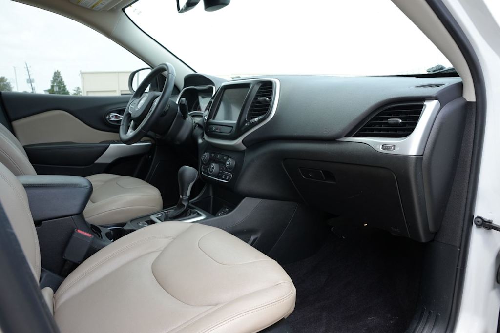 Thumbnail: 2017 Jeep Cherokee - 14