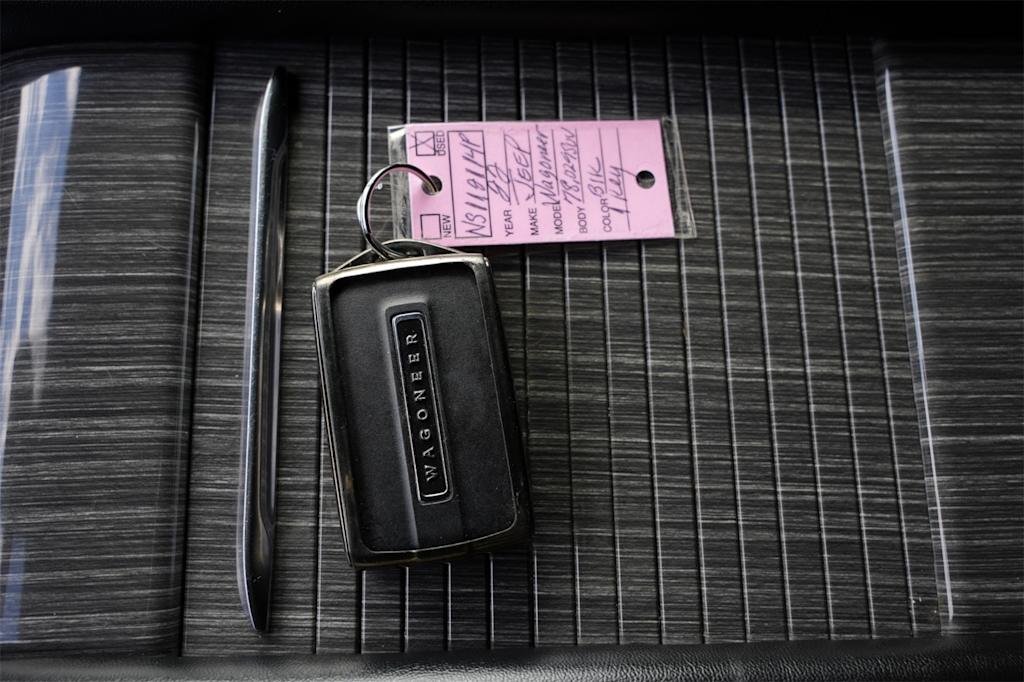 Thumbnail: 2022 Jeep Wagoneer - 6