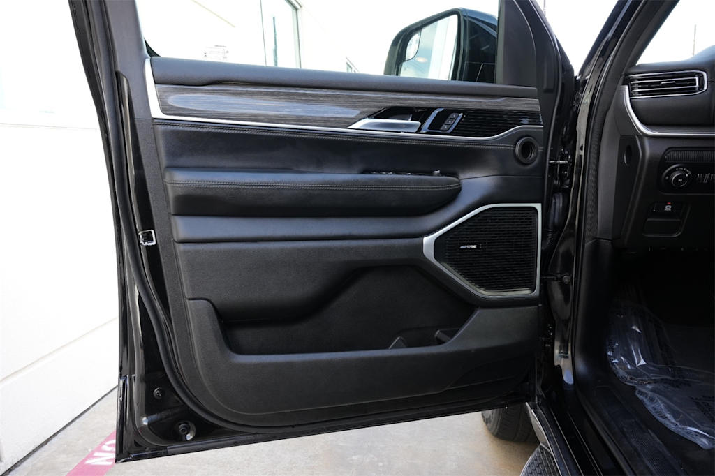 Thumbnail: 2022 Jeep Wagoneer - 23