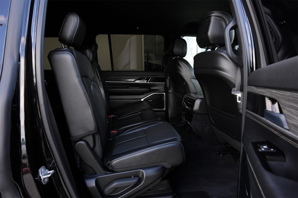 Thumbnail: 2022 Jeep Wagoneer - 25