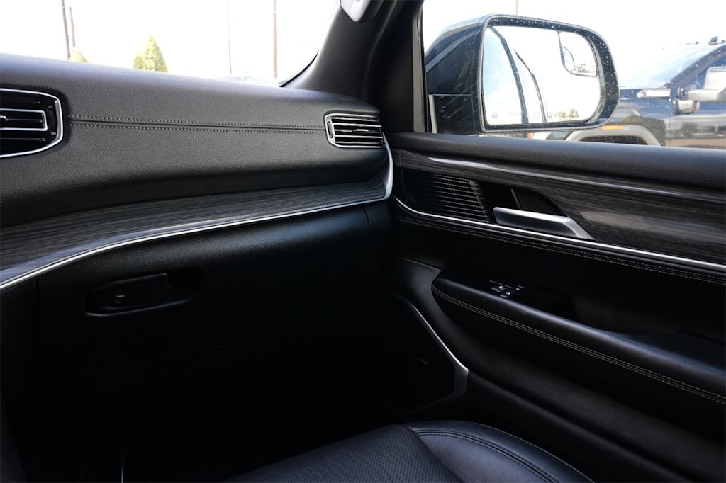 Thumbnail: 2022 Jeep Wagoneer - 18