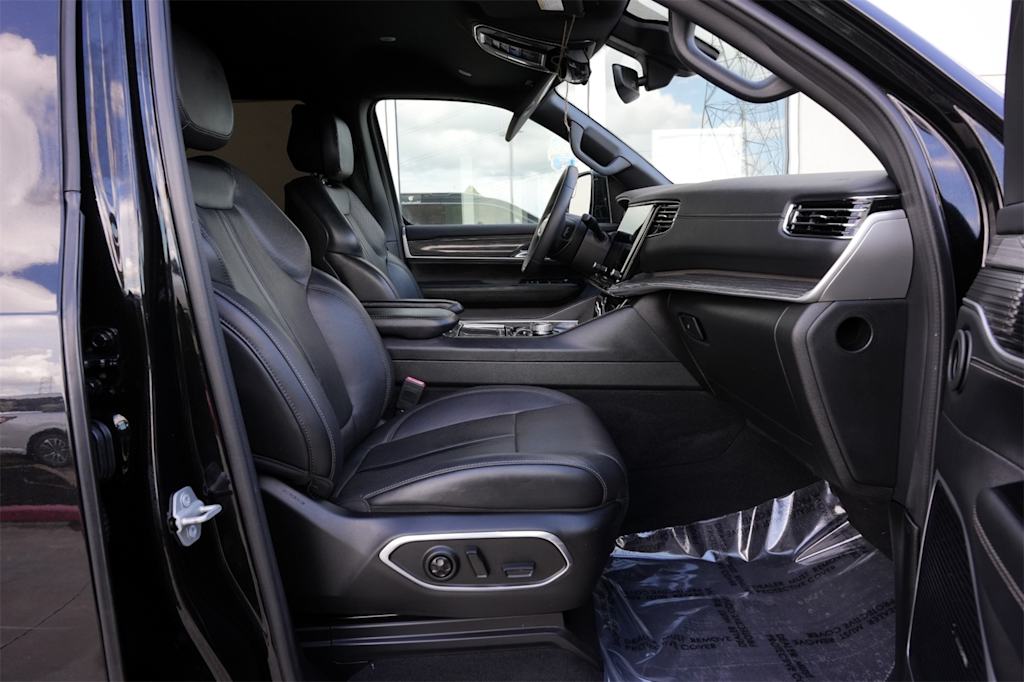 Thumbnail: 2022 Jeep Wagoneer - 11