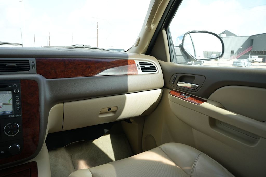 Thumbnail: 2014 Chevrolet Tahoe - 17