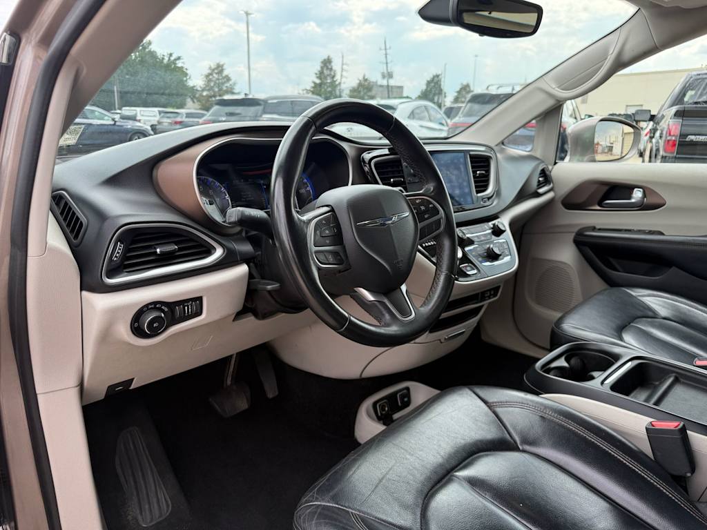 Thumbnail: 2017 Chrysler Pacifica - 12