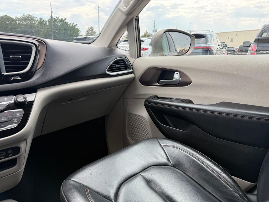 Thumbnail: 2017 Chrysler Pacifica - 18