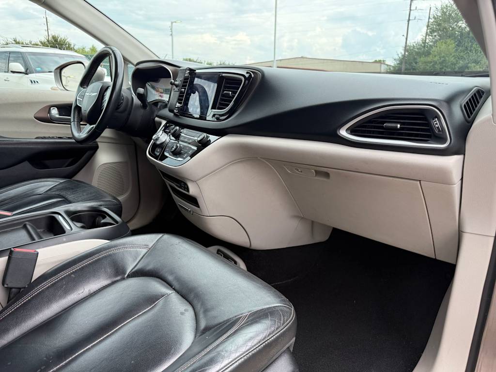 Thumbnail: 2017 Chrysler Pacifica - 13