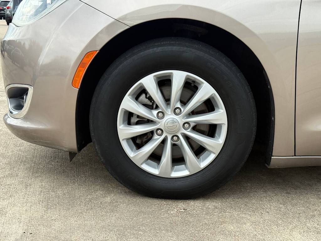 Thumbnail: 2017 Chrysler Pacifica - 8