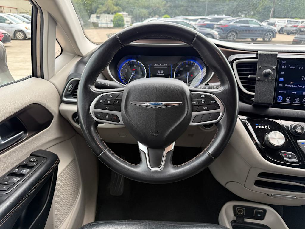Thumbnail: 2017 Chrysler Pacifica - 9