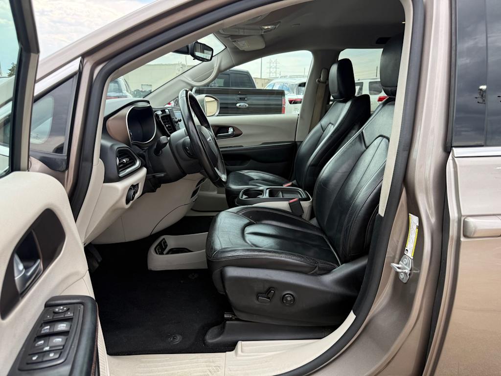 Thumbnail: 2017 Chrysler Pacifica - 10