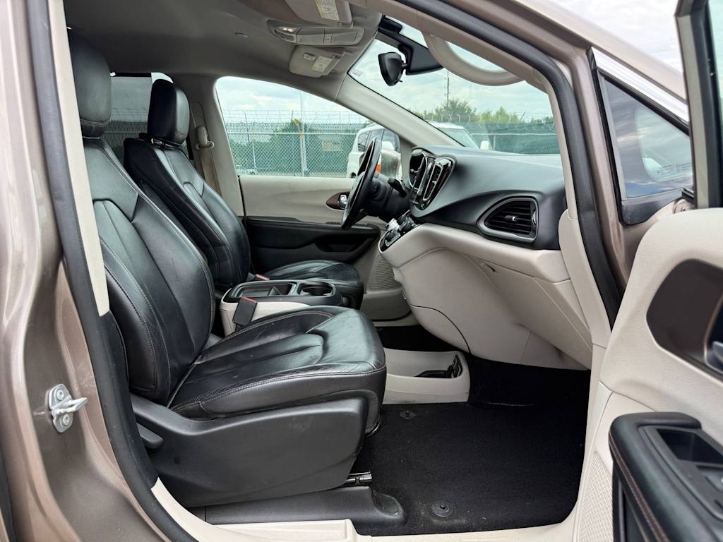 Thumbnail: 2017 Chrysler Pacifica - 25