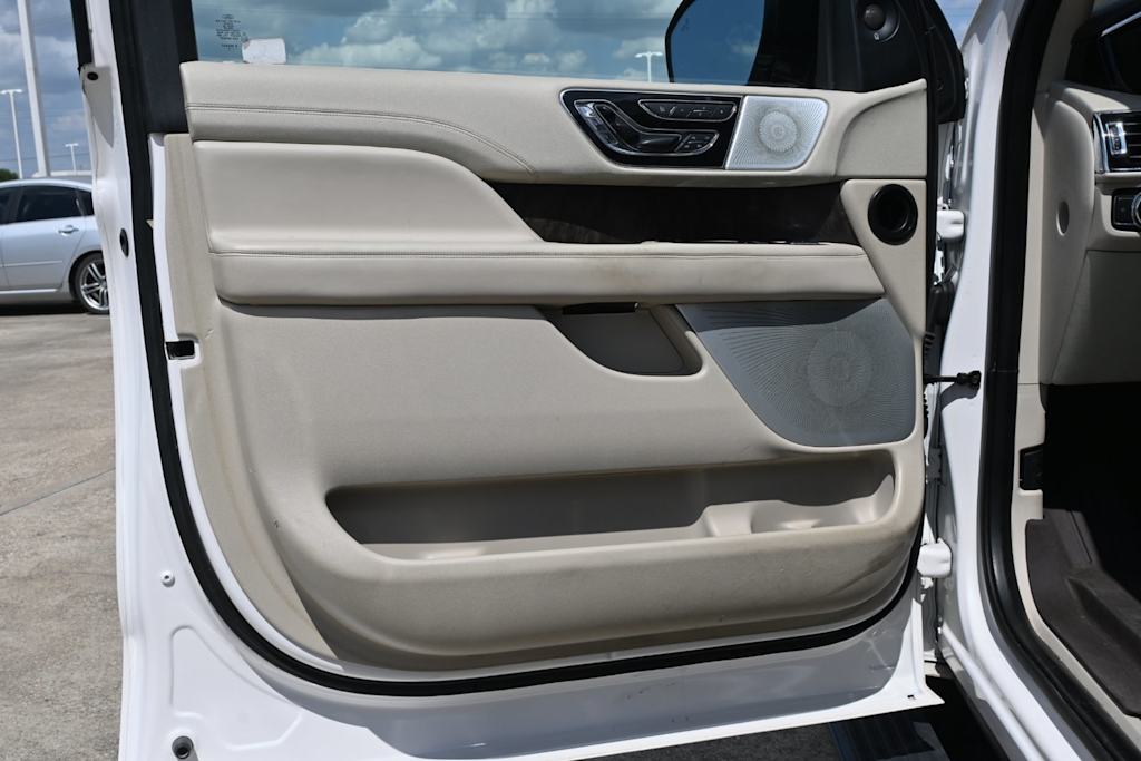 Thumbnail: 2018 Lincoln Navigator L - 18