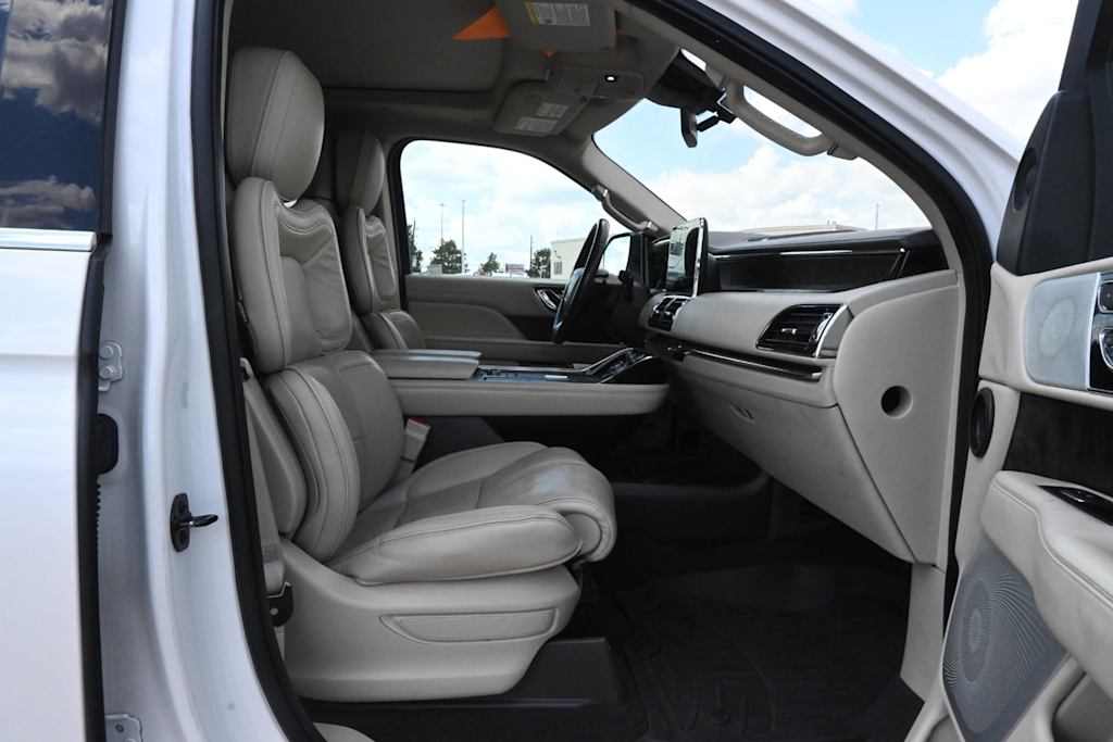 Thumbnail: 2018 Lincoln Navigator L - 10