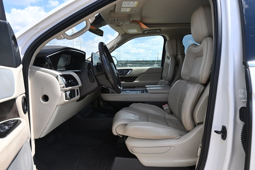 Thumbnail: 2018 Lincoln Navigator L - 9