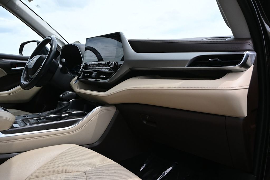 Thumbnail: 2021 Toyota Highlander - 14