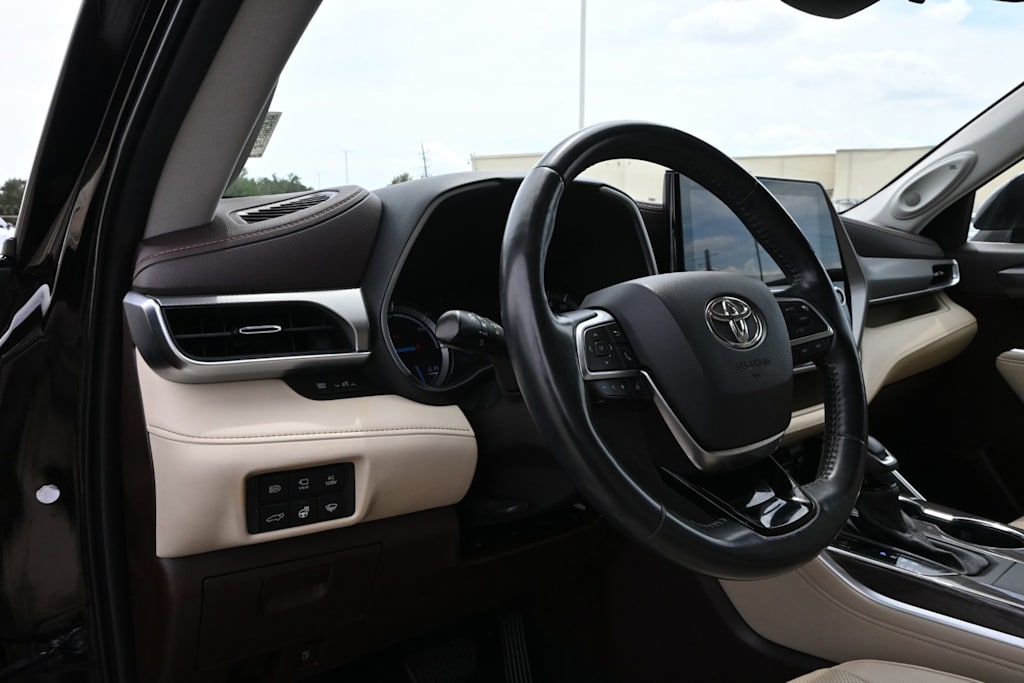 Thumbnail: 2021 Toyota Highlander - 13