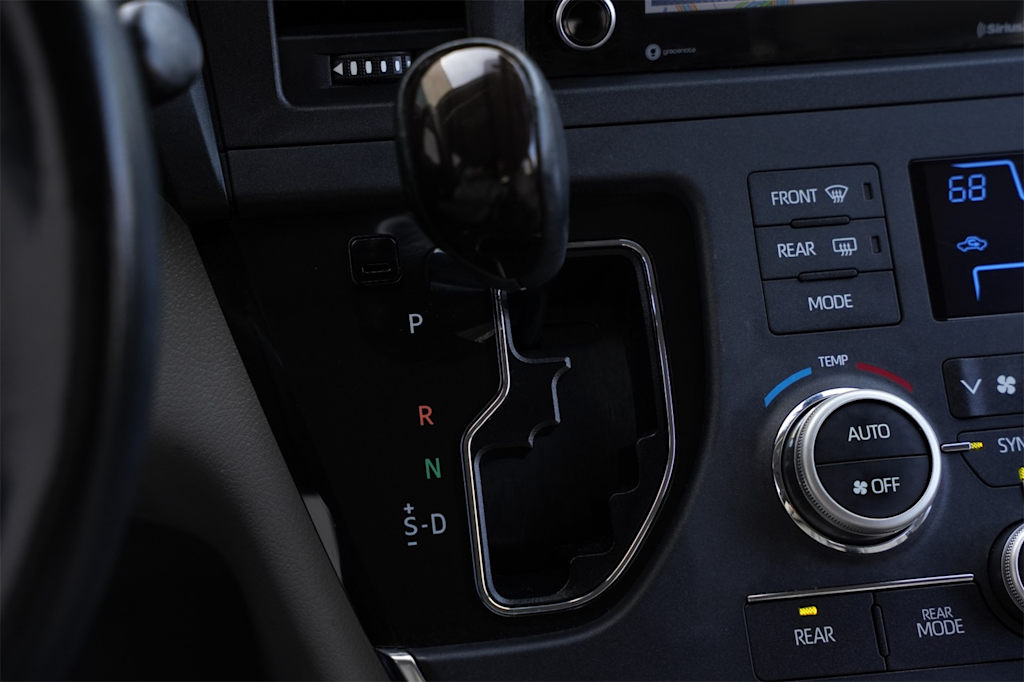 Thumbnail: 2018 Toyota Sienna - 16