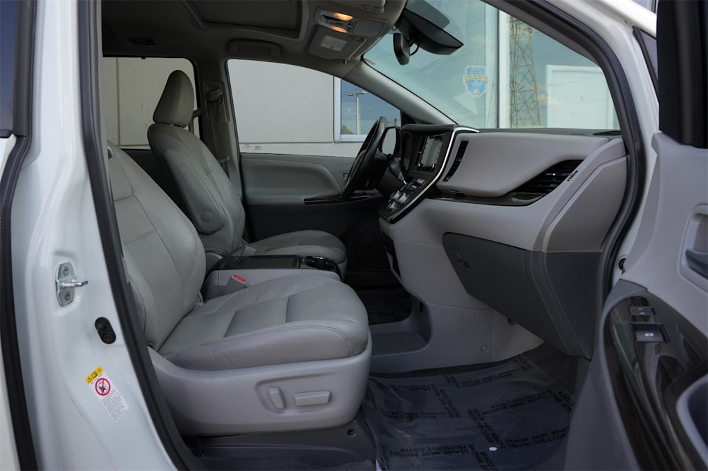 Thumbnail: 2018 Toyota Sienna - 11
